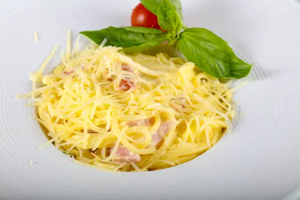 Carbonara Tészta Szolgált Bazsalikom Levelek — Stock Fotó