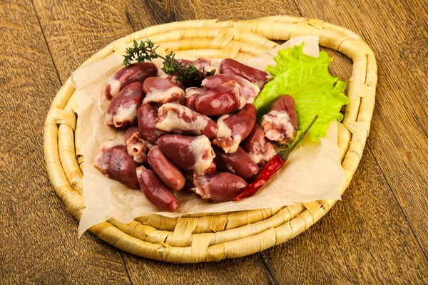 Cuori Pollo Crudo Mucchio Con Ramo Timo — Foto Stock