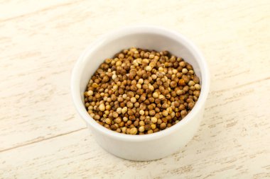 Kişniş tohumu yığın ahşap arka plan üzerinde