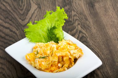 Ahşap arka plan üzerinde pişmiş yumurta