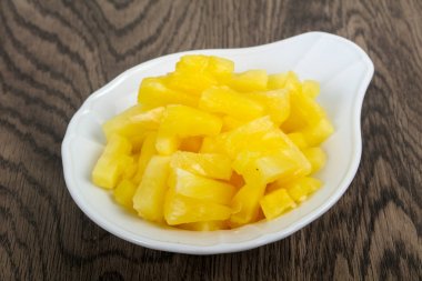 Kabın içinde Konserve ananas