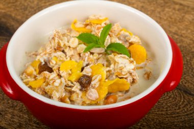 Muz, fındık ve nane ile müsli