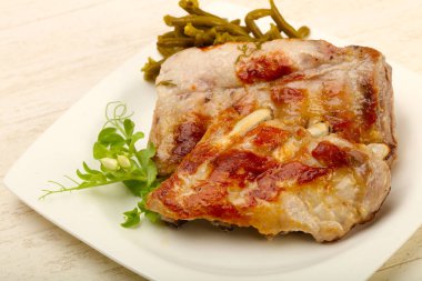 Kızarmış domuz kaburgası.