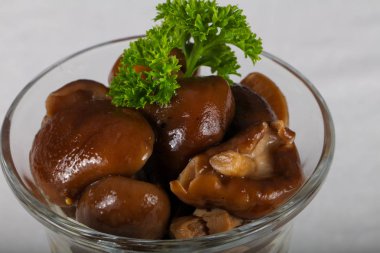 Mevsimlik salamura mantar maydanoz hizmet