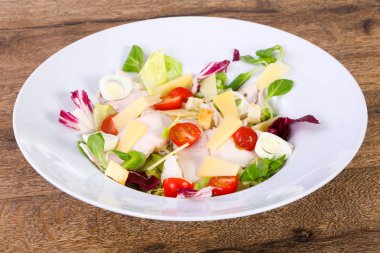 Jambon, yumurta ve domates salatası