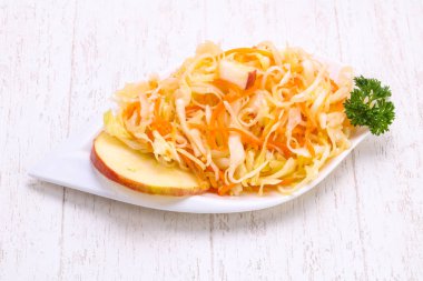 Kabın içinde geleneksel fermente lahana lahana turşusu