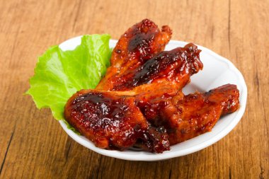 Teriyaki soslu tavuk kanadı.