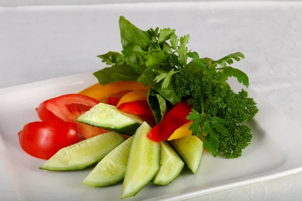 Nakrájené Zeleniny Rajčata Okurka Paprika Bylinky — Stock fotografie