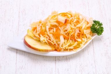 Kabın içinde geleneksel fermente lahana lahana turşusu