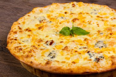 Fesleğen servis dört peynirli pizza