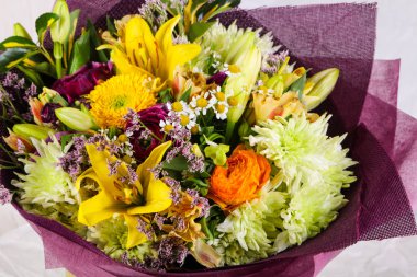 Çeşitli çiçek ile romantik buket