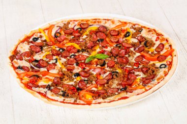 Sosis, peynir ve kıyma ile pizza