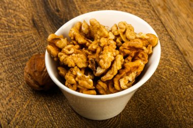 Kase üzerinde ahşap arka plan açık ceviz