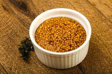 Dijon hardal sos kabın içinde kekik