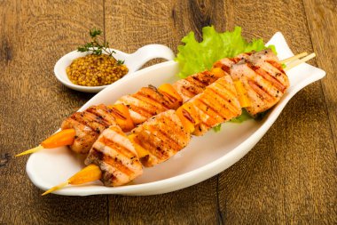 Dijon mustars soslu ızgara somon şiş