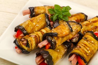 Jambon, peynir ve biber dolması patlıcan