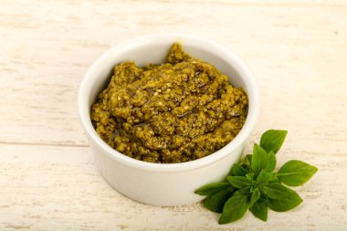 Fesleğenli pesto sos kasede bırakır