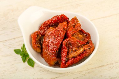 Fesleğen yapraklı kuru domates.