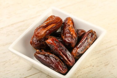 Meyve kabında tatlı hurmalar.