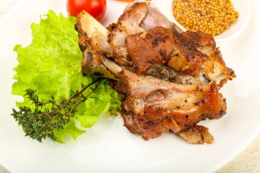 Kavrulmuş domuz diz dijon hardal sos ile