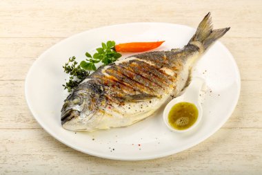 Izgara dorado balık sosu, kekik ve fesleğen ile