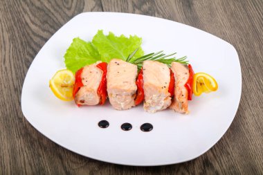 Biber ve limon ile som balığı şiş