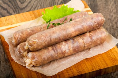 Doğal sosis ızgara veya kızartma için