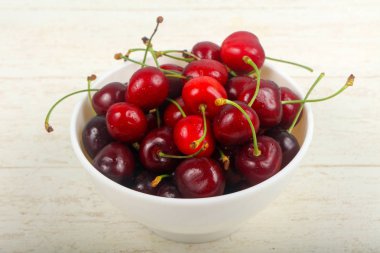 Kabın içinde tatlı kiraz