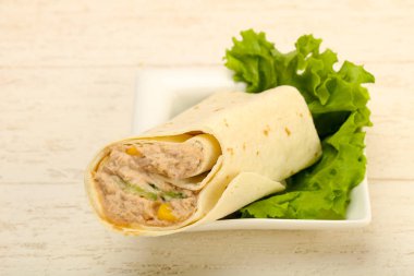 Ton balıklı ekmek rulo salata yaprakları ile
