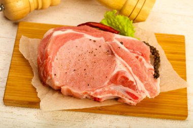 Biber ve tuz yemek pişirmek için hazır çiğ Domuz pirzola