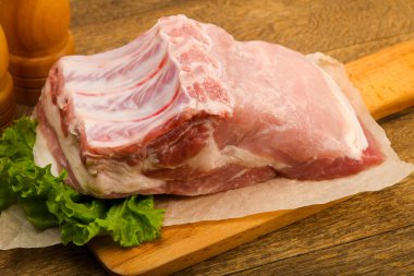 Pişirme için çiğ domuz eti