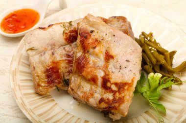 Kızarmış domuz kaburgası.