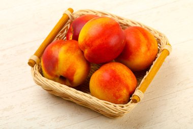 Olgun nektarin yığın ahşap arka plan üzerinde