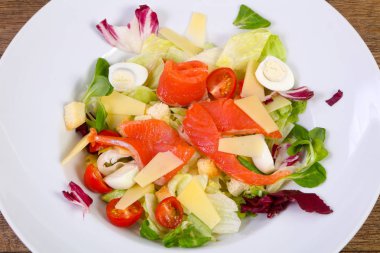 Sezar somon salata ile