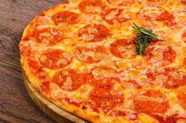 Sıcak Pepperoni pizza peyniri ve domates ile