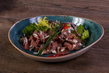 Biftek salata sosu ve soğan ile