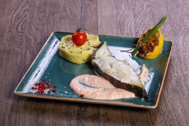 Pisi balığı filetosu ezdim patates ve sos ile