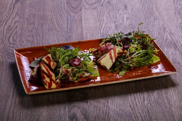 Queso Parrilla Con Salsa Ensalada —  Fotos de Stock