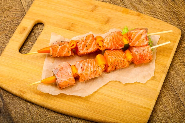 Rått Laxspett Med Kryddor Redo För Matlagning — Stockfoto