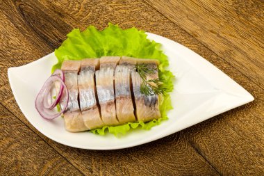 Ringa balığı filetosu dereotu ve soğan dilimlenmiş