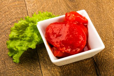 Kase suyu ile soyulmuş domates