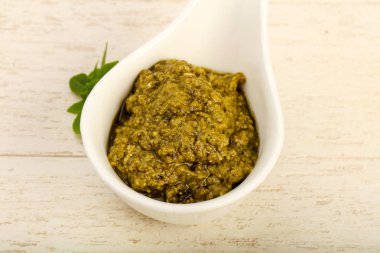 Fesleğenli pesto sos kasede bırakır