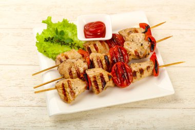 Izgara hindi şiş domates ve biber ile