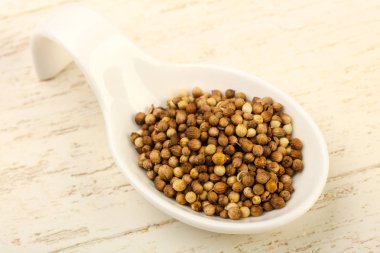 Kişniş tohumu yığın ahşap arka plan üzerinde