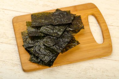 Ahşap arka plan üzerinde fiş gevrek Nori yaprak