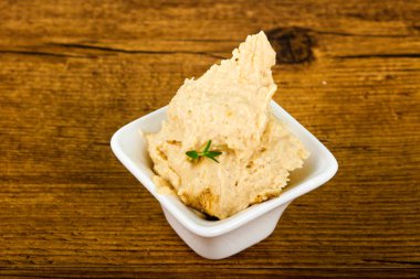 Susam ve kekik yaprakları ile vejetaryen Humus