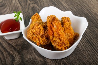 Ketçap ile çıtır tavuk kanatları