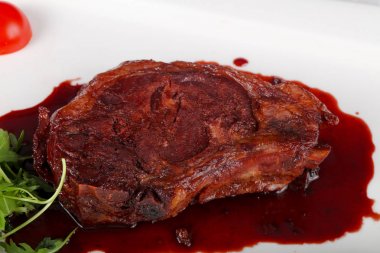 Böğürtlen soslu biftek.