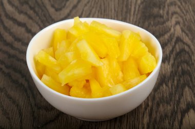 Kabın içinde Konserve ananas