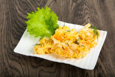 Ahşap arka plan üzerinde pişmiş yumurta